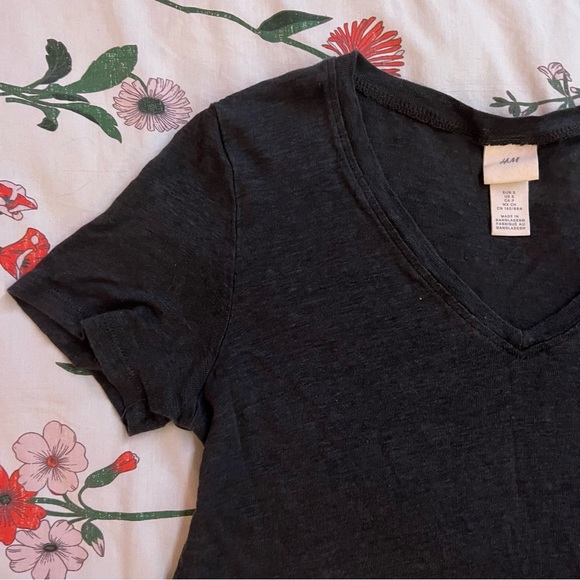 H&M Basic Gray V-Neck - Picture 3 of 5